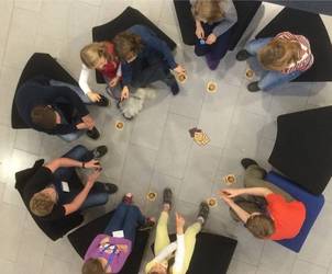Spielende Kinder im Sitzkreis von oben fotographiert